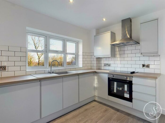 2 Bedroom Flat To Rent In Parkwood Court, Roundhay, LS8