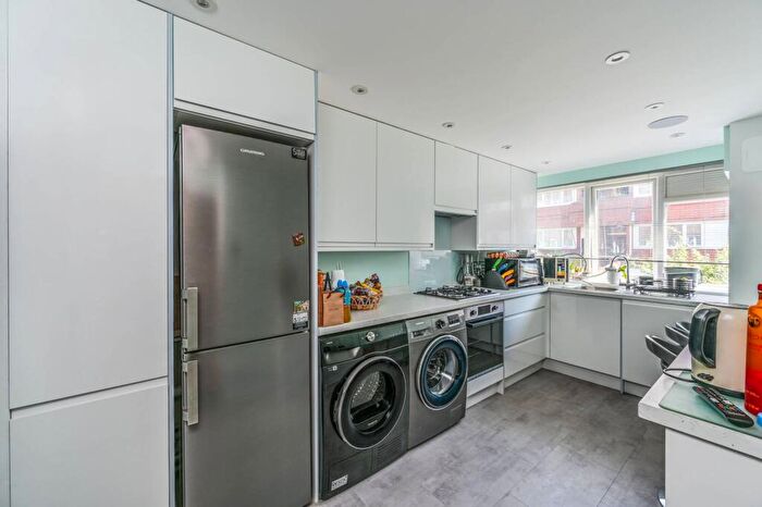 2 Bedroom Flat For Sale In Mccarthy Court, Battersea, London, SW11