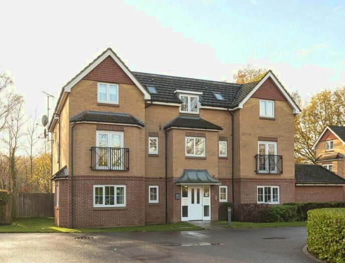 2 Bedroom Apartment To Rent In St. Dominic Close, Farnborough, GU14