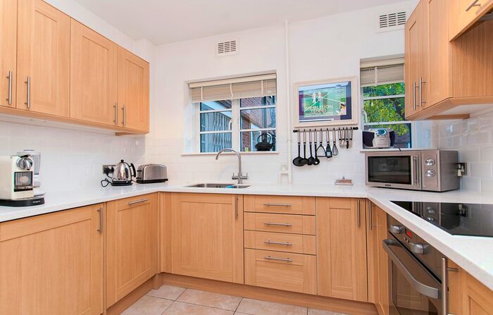 3 Bedroom Flat To Rent In Wimbledon Hill Road, London, SW19