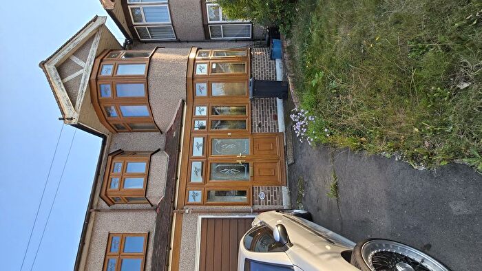 1 Bedroom Flat To Rent In Braintree Avenue, Ilford, IG4