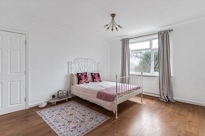 4 Bedroom Semi-Detached House For Sale In Greenford Avenue, Hanwell, W7 - Photo 9