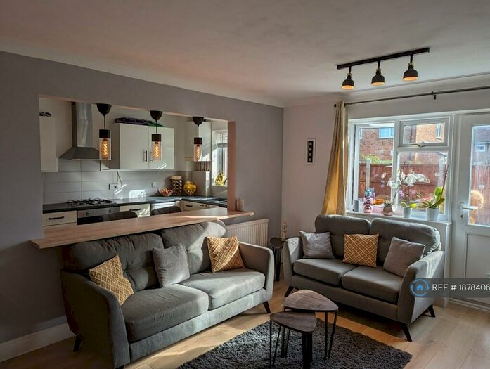 2 Bedroom Flat To Rent In Aspen Gardens, Poole, BH12