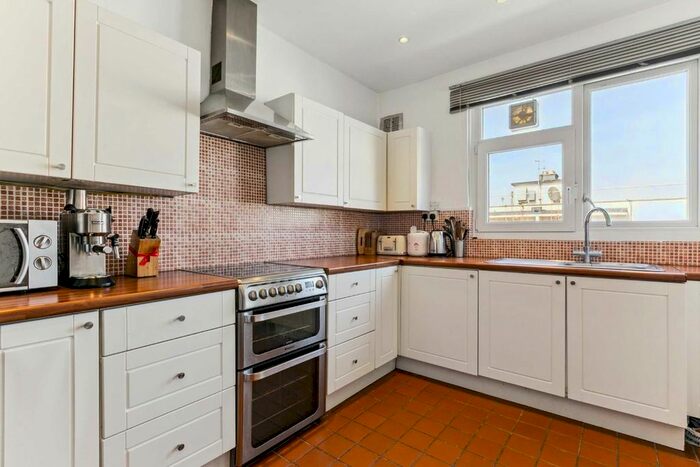 3 Bedroom Flat To Rent In Upper Tooting Park, London, SW17