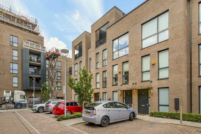 3 Bedroom Maisonette To Rent In Woodmill Street, SE16
