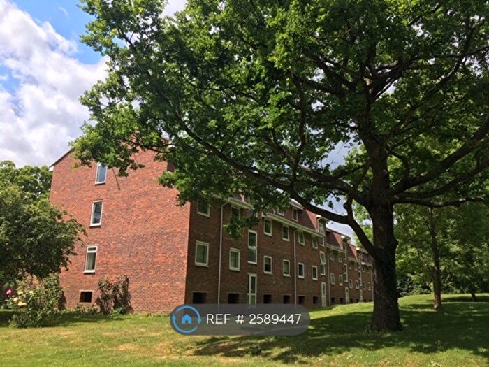 2 Bedroom Flat To Rent In Hayes Lane, Beckenham, BR3