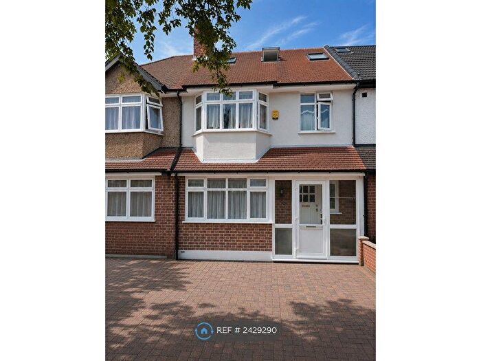 6 Bedroom Detached House To Rent In Chestnut Grove, Mitcham, CR4