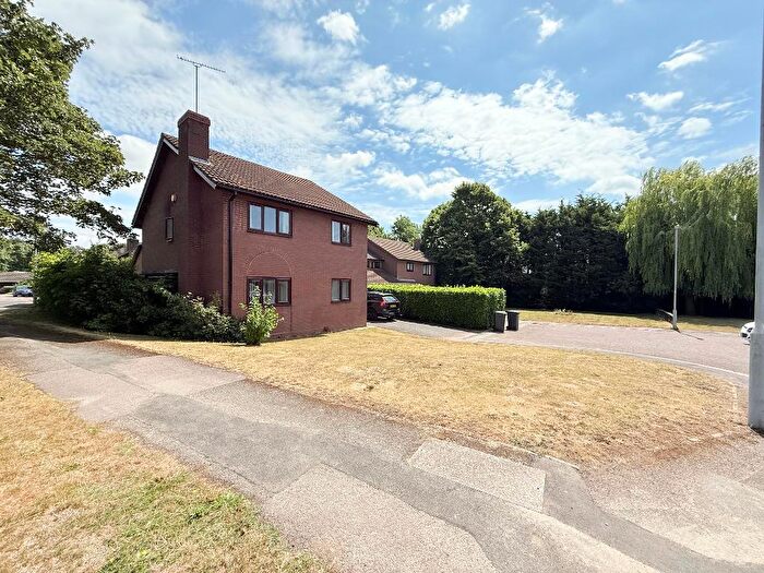 4 Bedroom Detached House For Sale In Stoneleigh Close, Barton Hills, Luton, Bedfordshire, LU3