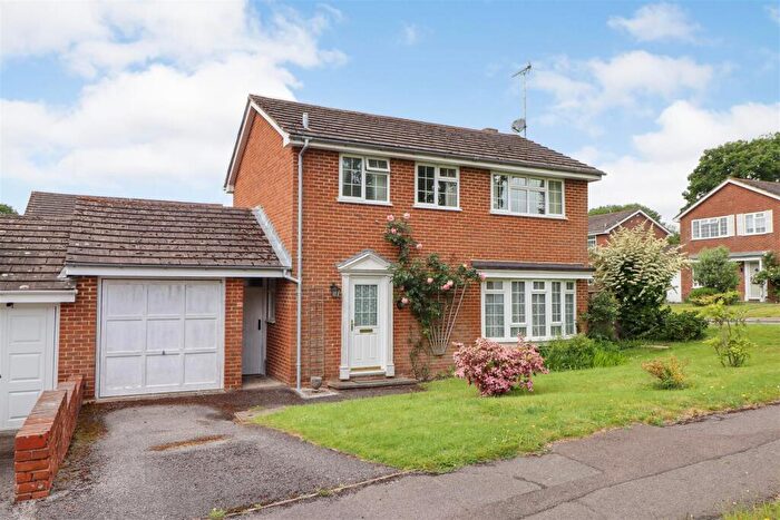 3 Bedroom Link Detached House For Sale In Dickins Way, Horsham, RH13