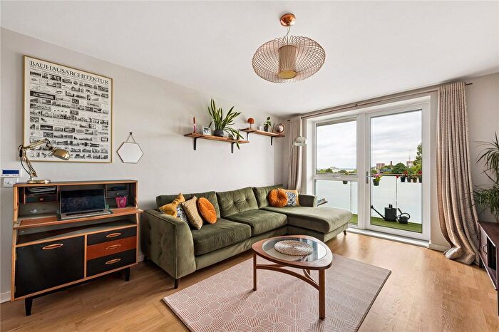 3 Bedroom Flat For Sale In Bathurst Square, London, N15