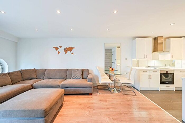 2 Bedroom Flat For Sale In Cascades Tower, Docklands, London, E14