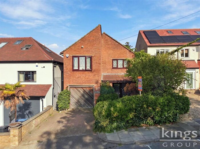 4 Bedroom Detached House For Sale In Park Way, Enfield, EN2