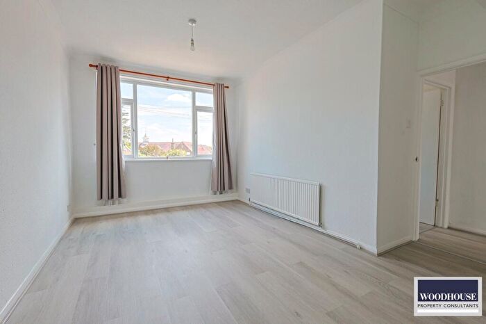 1 Bedroom Flat To Rent In Turners Hill, Cheshunt, EN8