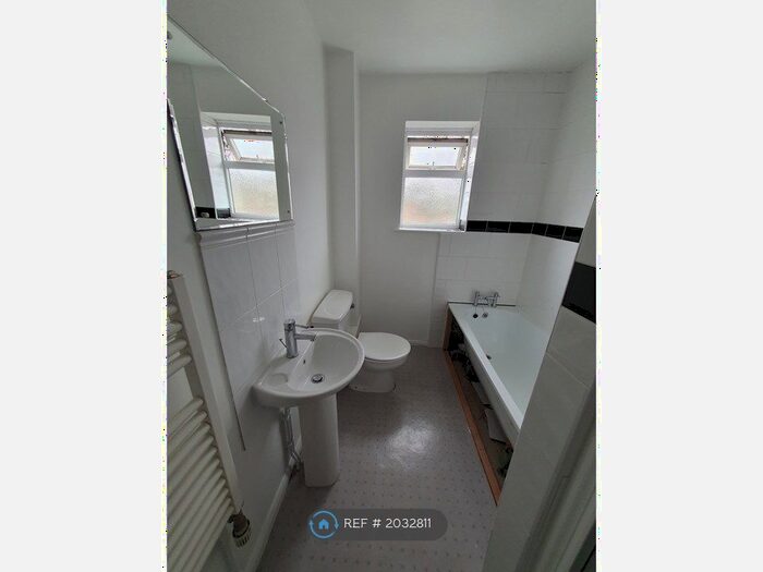 2 Bedroom Flat To Rent In Arnold Court, London, E18