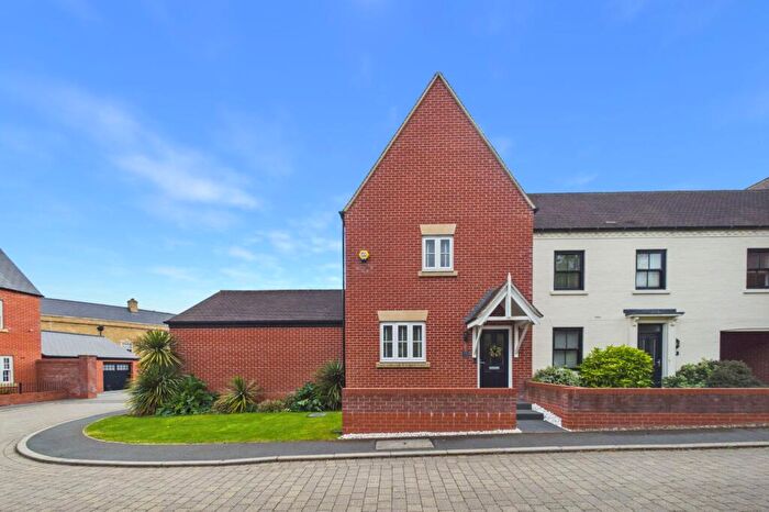 3 Bedroom Semi-Detached House For Sale In Wincanton Close, Towcester, NN12