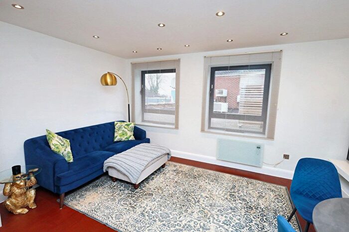 2 Bedroom Flat To Rent In High Street, Brentwood, CM14