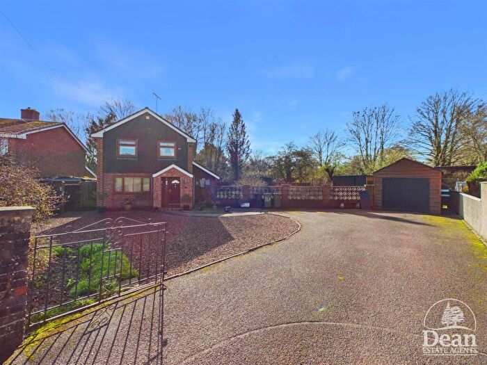 3 Bedroom Detached House For Sale In Lakeside Avenue, Lydney, GL15