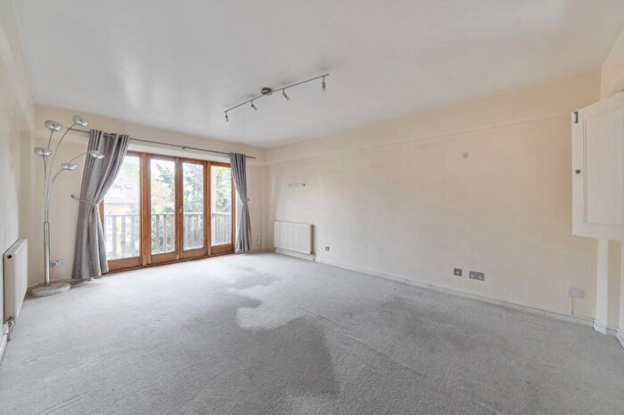 2 Bedroom Flat For Sale In Avenue Road, Highgate, London, N6