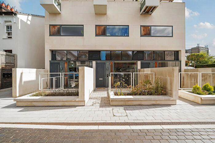 2 Bedroom Flat For Sale In London Road, St. Albans, AL1