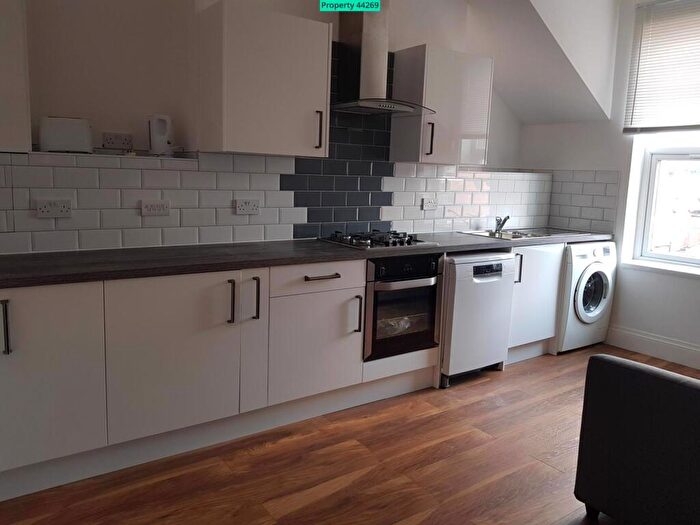 3 Bedroom Flat To Rent In Foxhall Road, Nottingham, NG7