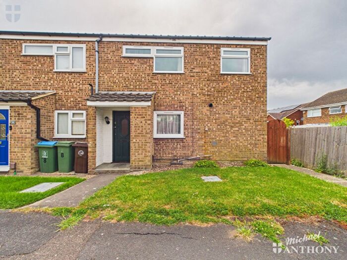 2 Bedroom End Terrace House For Sale In Waivers Way, Aylesbury, HP21