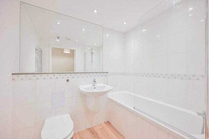 2 Bedroom Flat To Rent In Icona Building, Stratford, London, E15