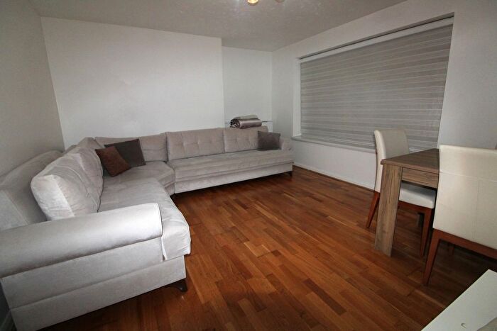 3 Bedroom Flat To Rent In Bouvier Road, Enfield, EN3