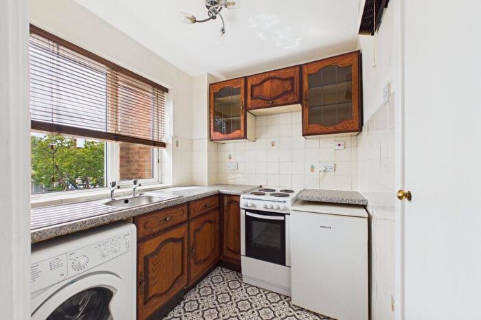 1 Bedroom Flat To Rent In Cookham Road, Maidenhead, Berkshire, SL6