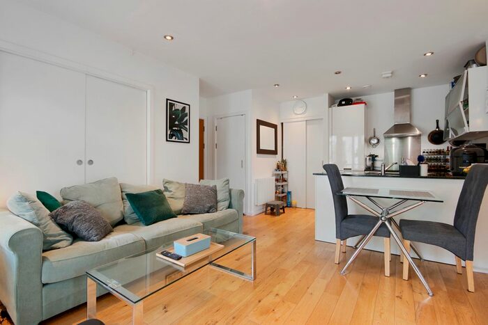 2 Bedroom Flat To Rent In The Retreat, Wandsworth, SW18