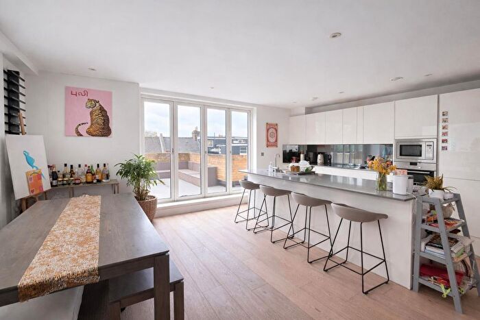 3 Bedroom Flat To Rent In Lingham Street, London, SW9