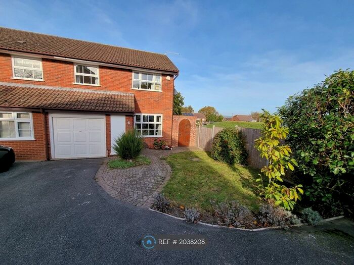 3 Bedroom Semi-Detached House To Rent In Fairview Close, Tonbridge, TN9
