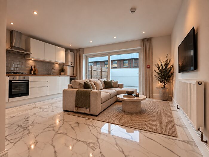 4 Bedroom Flat To Rent In Gambole Road, Tooting, SW17