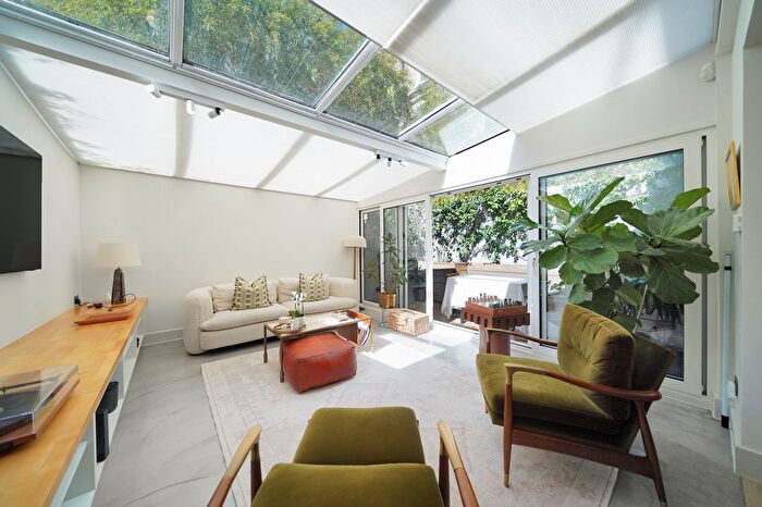 2 Bedroom Flat For Sale In Ladbroke Grove, London, W10