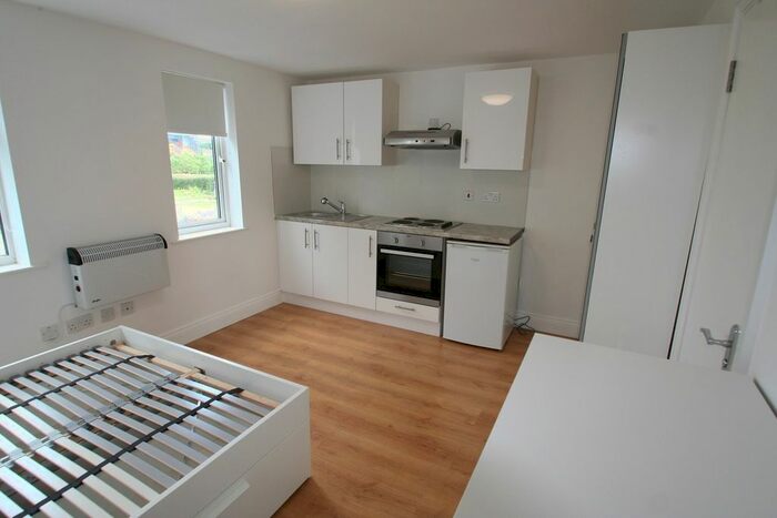 Studio To Rent In Greenlands Lane, London, NW4