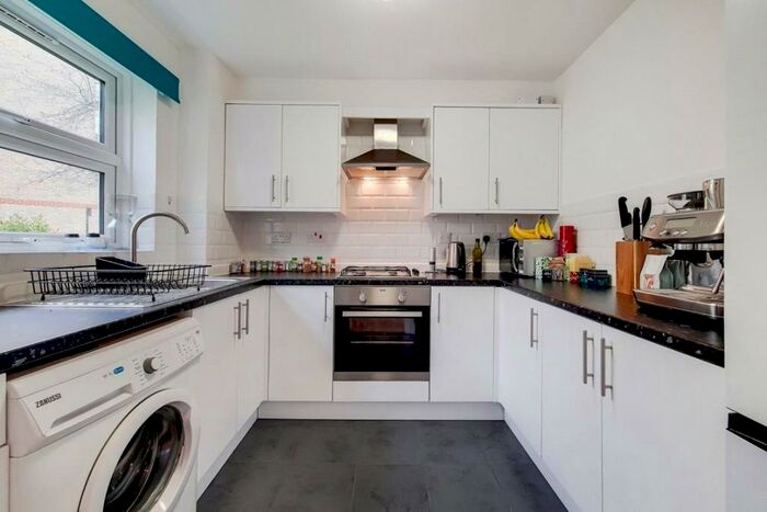 2 Bedroom Apartment To Rent In Weavers Way, London, NW1