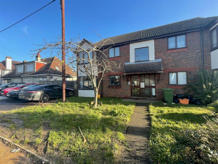 1 Bedroom Flat To Rent In Burns Avenue, Pitsea, Basildon, SS13