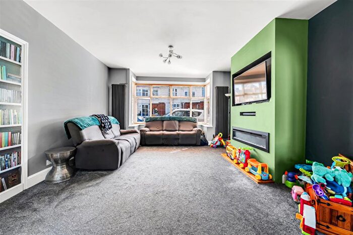 3 Bedroom Property For Sale In Springfield Road, Swanage, BH19 - Photo 3