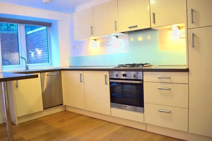 2 Bedroom Flat To Rent In Green Lanes, Stoke Newington, London, N16