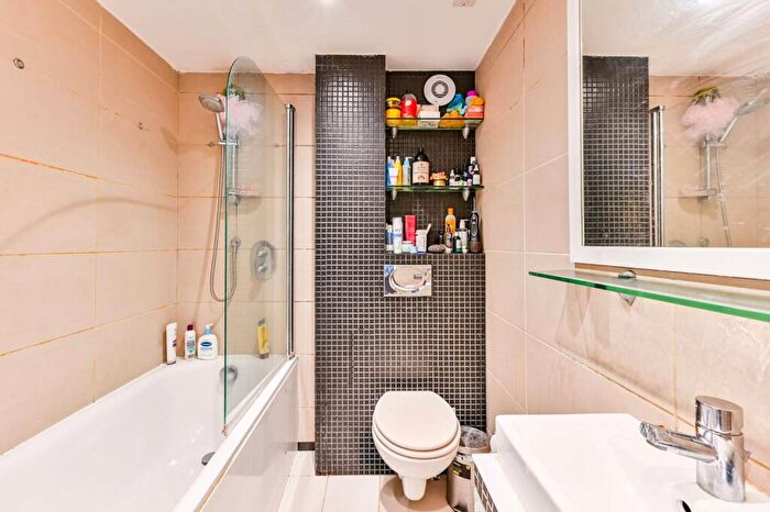2 Bedroom Flat For Sale In Shelburne Road, Holloway, London, N7