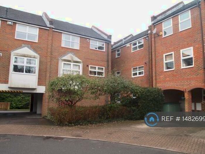 1 Bedroom Flat To Rent In Manning Close, East Grinstead, RH19