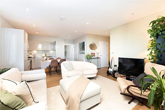 2 Bedroom Flat For Sale In Summerstown, London, SW17