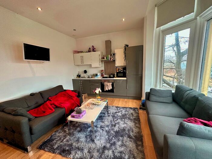 3 Bedroom Apartment To Rent In Hyde Terrace, Leeds, West Yorkshire, LS2