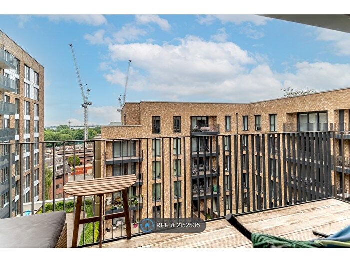 2 Bedroom Flat To Rent In Kempton House, Staines-Upon-Thames, TW18