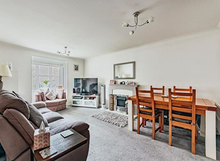 2 Bedroom Apartment For Sale In Kingsfield Way, Redhill, RH1