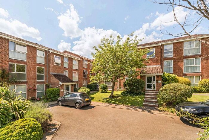 1 Bedroom Flat To Rent In Lyonsdown Road, New Barnet, Barnet, EN5