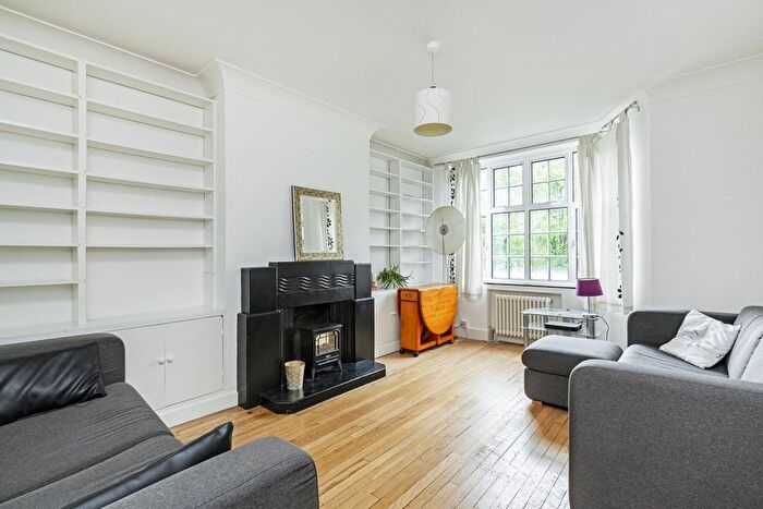 2 Bedroom Flat For Sale In Leigham Avenue, Streatham Hill, London, SW16