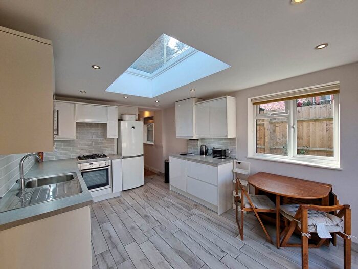 2 Bedroom Flat To Rent In Courcy Road, Turnpike Lane, N8