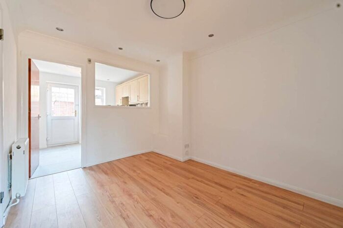 3 Bedroom Flat To Rent In Torrington Place, Wapping, London, E1W