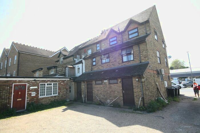 Studio To Rent In High Street, Iver, SL0