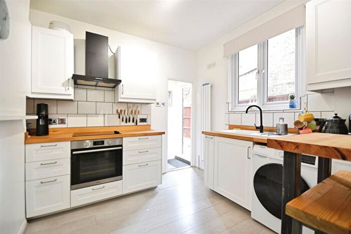 1 Bedroom Flat For Sale In Mafeking Avenue, Brentford, TW8